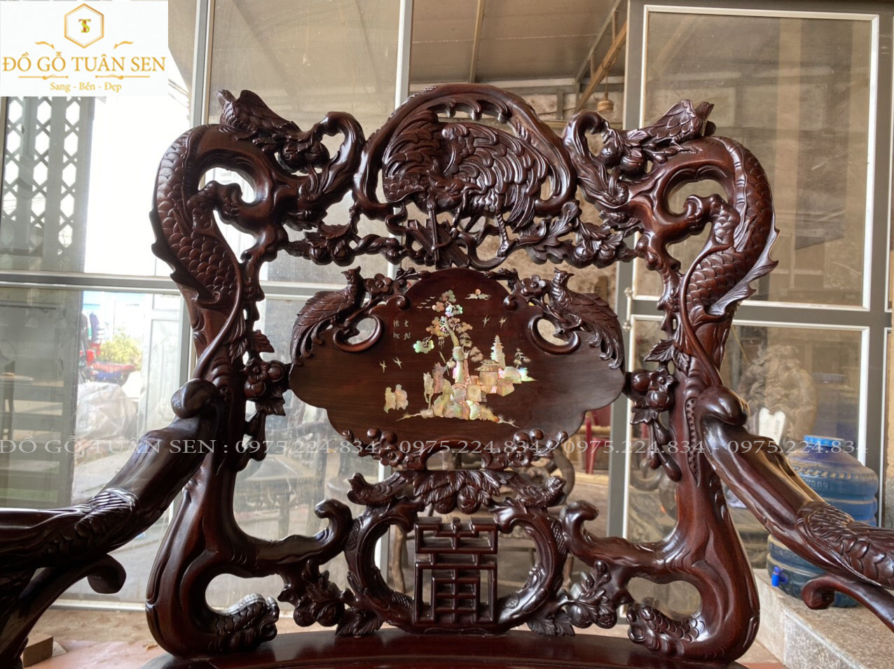 Nói về những món đồ được chế tác dưới bàn tay của ngững nghệ nhân giỏi của làng nghề hải minh  thì chắc hắn điểm ấn tượng đầu tiên đó là Dáng ghế , những đường cong 4 mặt  , những bức đục chạm được lựa chọn để đưa vào bộ ghế tạo nên một sự tinh tế , cuốn hút mà bất kể một người chơi khó tính cỡ nào cũng hài lòng . 