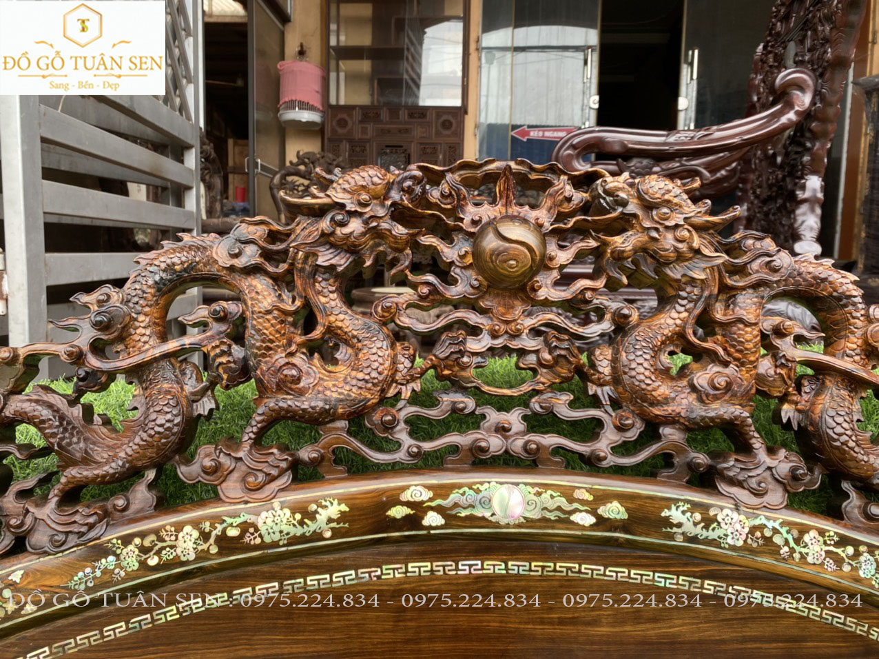 Hình ảnh chi tiết cuốn thư gỗ mun khảm ốc đẹp 