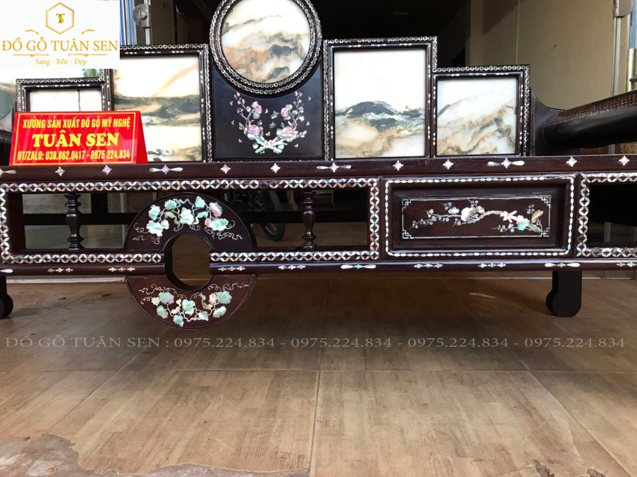 phần khung được khảm ốc rât đẹp 